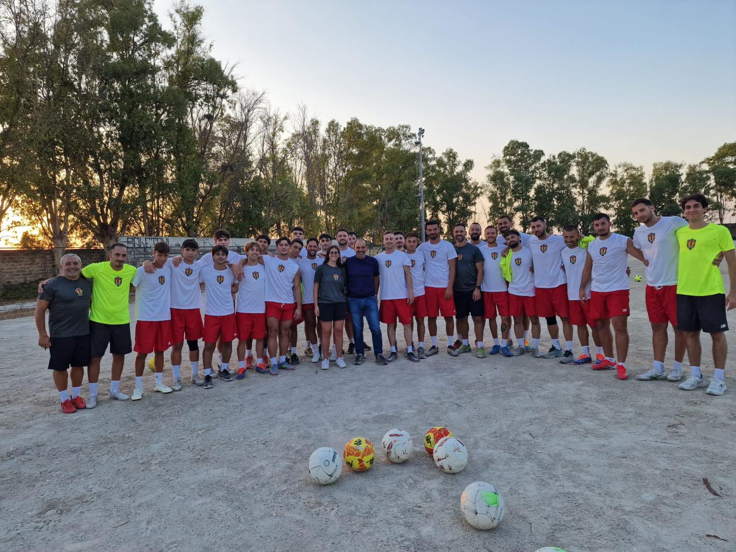 Rosa della Polisportiva Calcio Soleto stagione sportiva 2025-2026. Al centro della foto il Sindaco di Soleto Graziano Vantaggiato.